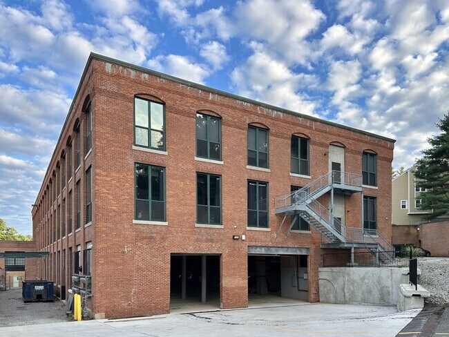 Building Photo - 1665 Main St