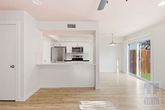 Building Photo - 1308 Southport Dr