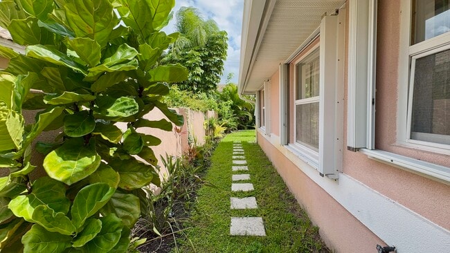 Building Photo - 5465 Grande Palm Cir