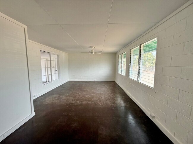 Building Photo - 4 Bedroom / 1.5 Bathroom Home on a Large Lot in Kahului!