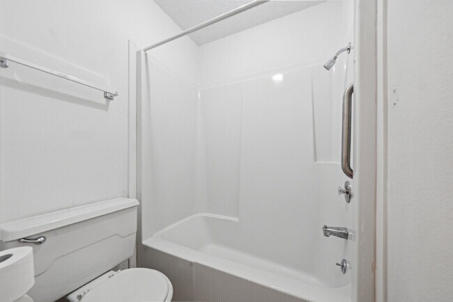 Building Photo - 204 W Lampasas St