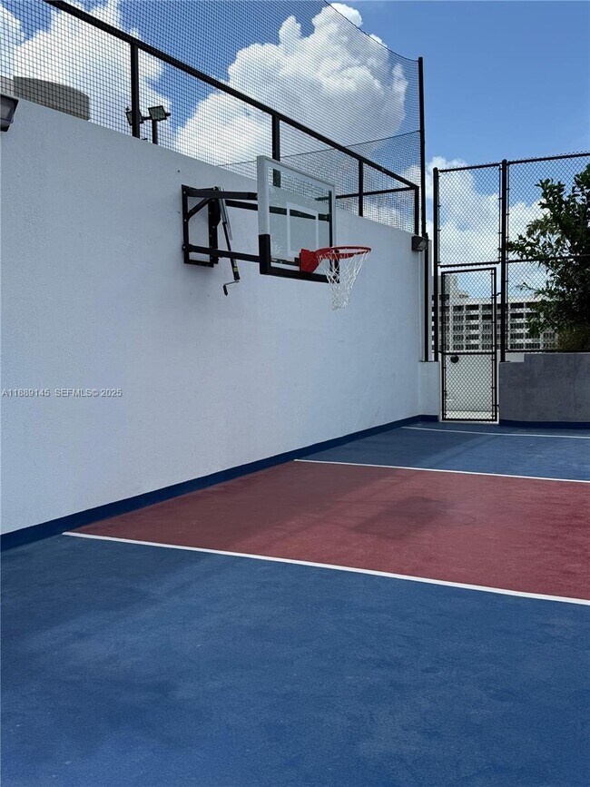 Building Photo - 700 NE 24th St