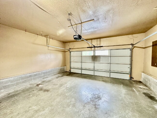 Building Photo - 2311 W Willow St