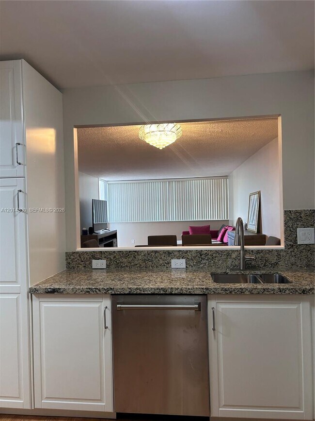 Building Photo - 1410 S Ocean Dr