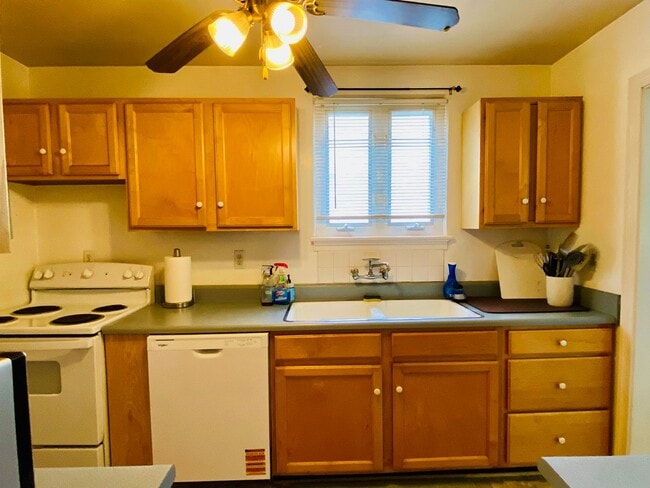 Building Photo - Adorable 2bdrm/1bth Rancher Located in Richmond's West End!!