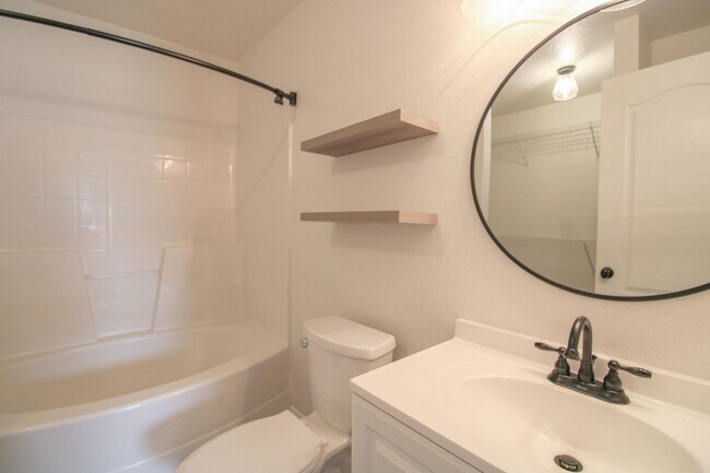 Building Photo - 3 bedroom, 2 bathroom home in Middleton!
