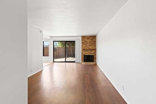 Building Photo - Spacious & Central 3BR/2.5 BA Town Home