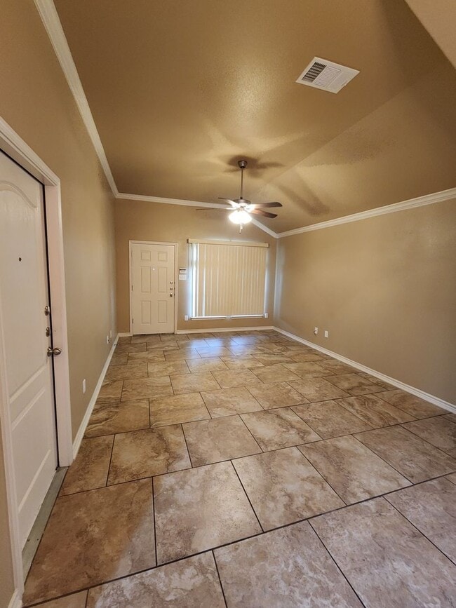 Building Photo - Beautiful 3 bed/2 bath Duplex off of Bunny...