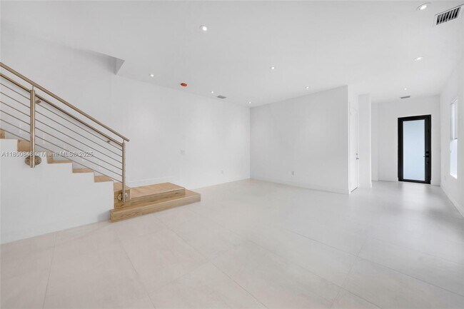 Building Photo - 2921 SW 26th St