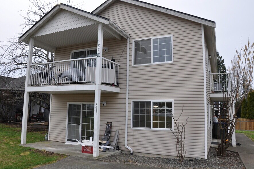 Outside - 3031 Pacific St