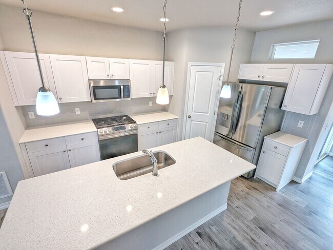 Building Photo - Three Bedroom Townhome