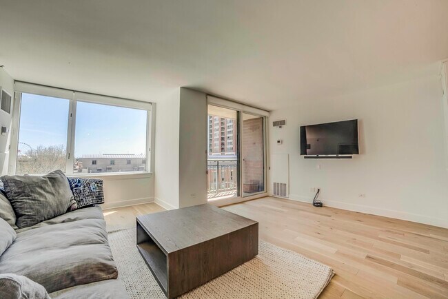 Building Photo - 440 N McClurg Ct