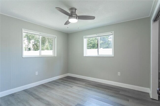Building Photo - 2021 Valley Dr