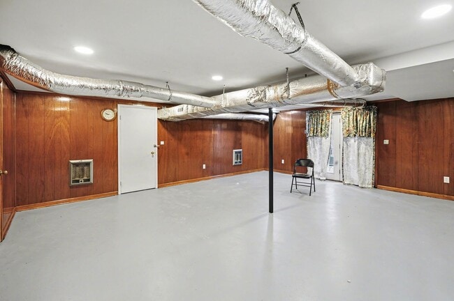 Building Photo - 3 Bedroom, 2 Bath, 2-car garage-