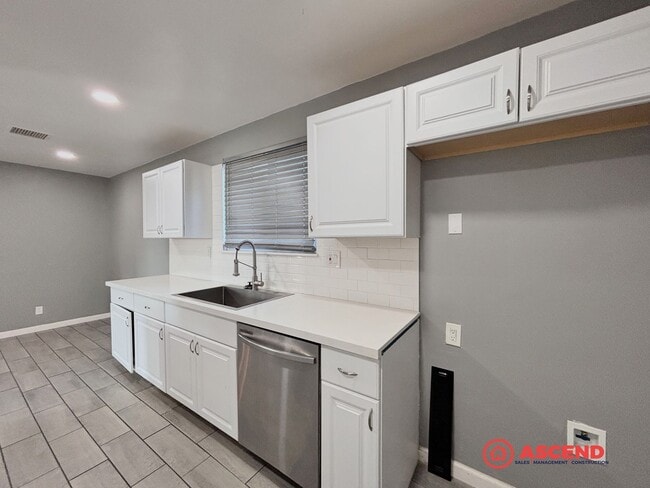 Building Photo - 3-Bedroom Home In East Bakersfield!