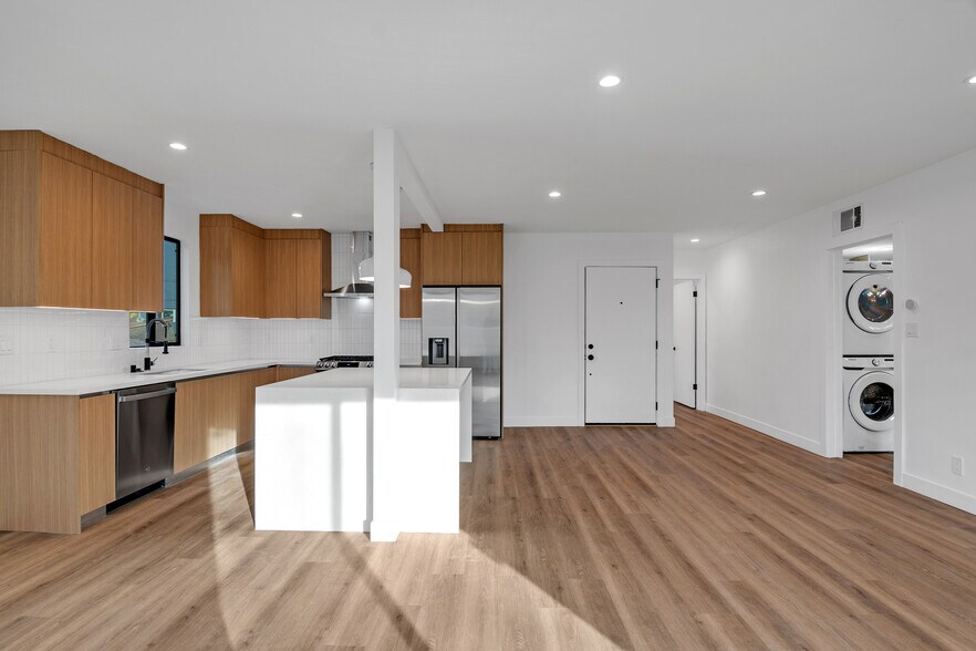 Building Photo - 950 Havenhurst Dr