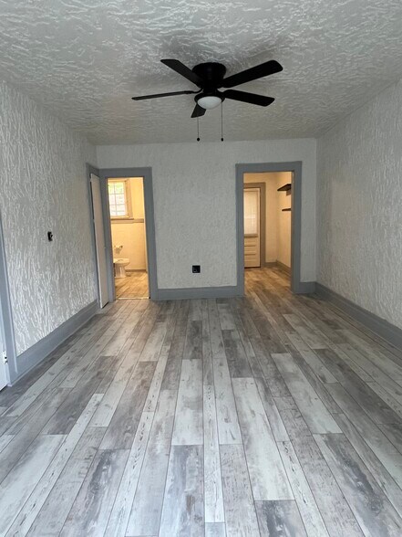 Spacious living room with walk-in closet - 669 Avenue B NW