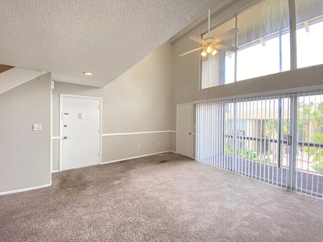 Building Photo - SANDY COVE CONDO - 1BR/1BA WITH BALCONY
