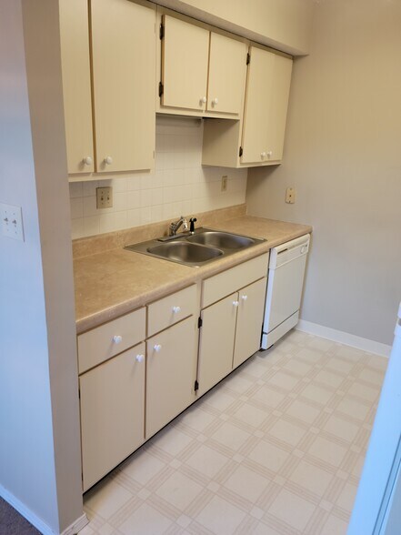 Building Photo - 632 Westwood Dr S