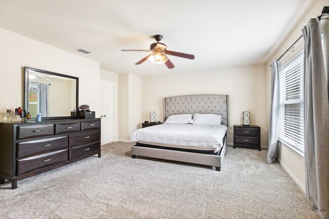Building Photo - Charming Home Awaits: Spacious & Modern Living in a Prime Location
