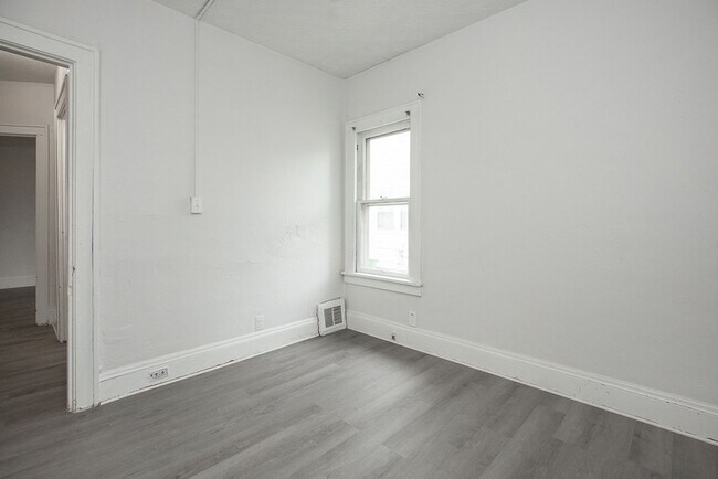 Building Photo - 4930 E 108th St
