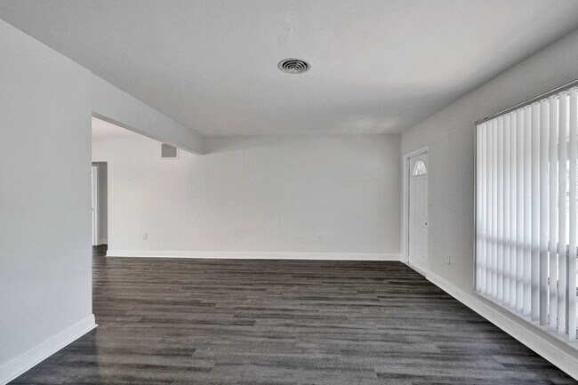 Building Photo - Beautiful 3 bedroom 2 bath Home in Miramar...