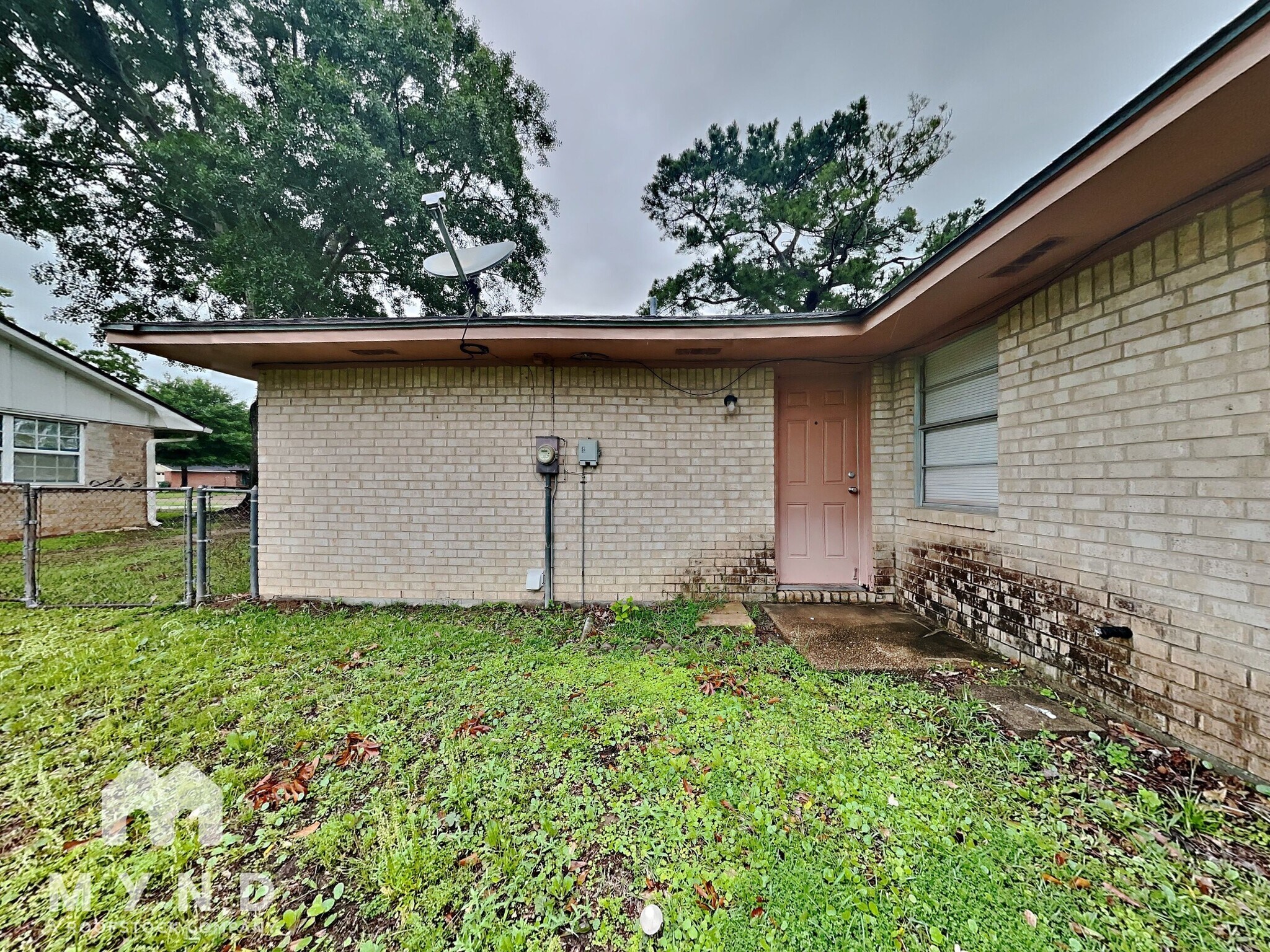 Building Photo - 1502 Maple St
