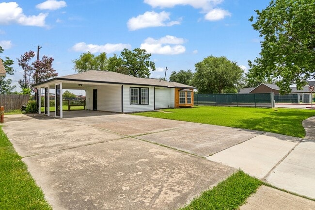 Building Photo - 1000 W Thomas Ave