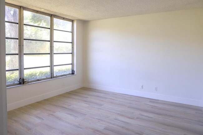 Building Photo - 4007 N Cypress Dr