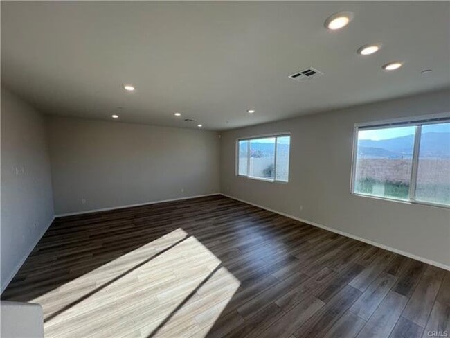 Building Photo - Spacious and beautifully appointed 5-bedroom, 3-bathroom home