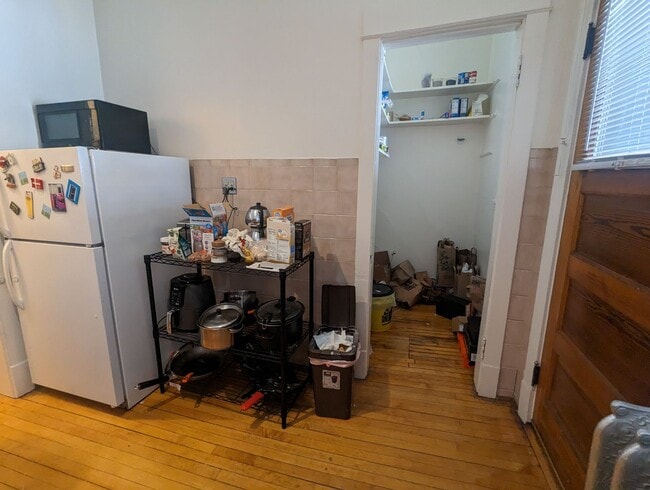 Building Photo - Very Spacious 2 BR/1 BA in Wrigleyville