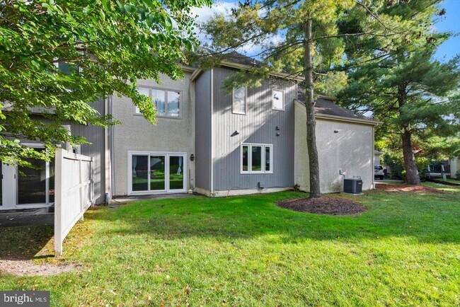 Building Photo - 915 Chanticleer