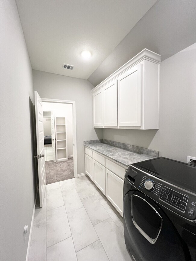 Building Photo - 3824 Springfield Dr