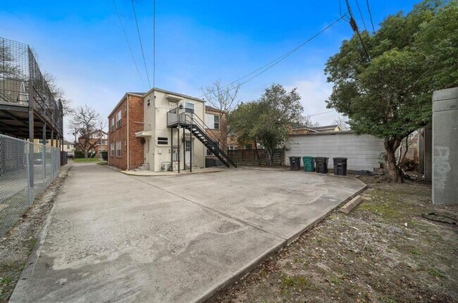 Building Photo - 1629 Castle Ct