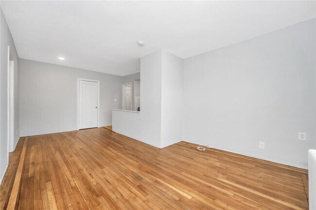 Building Photo - 10 Oakridge Pl