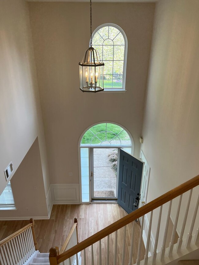 Building Photo - 4 bed, 2.5 bath w/ 2 car garage close to p...