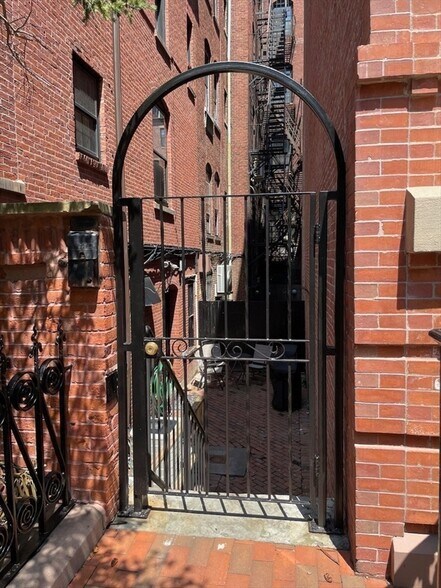 Building Photo - 16 Fairfield St