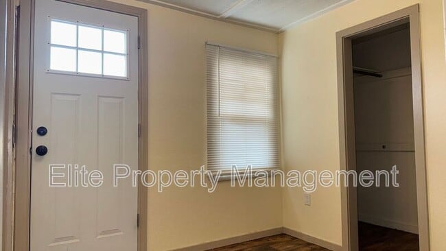 Building Photo - 2727 Santa Fe Dr