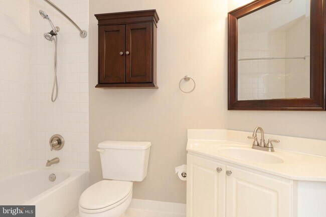 Building Photo - 2204 Westcourt Ln