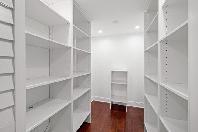 Building Photo - 3301 Bayshore Blvd
