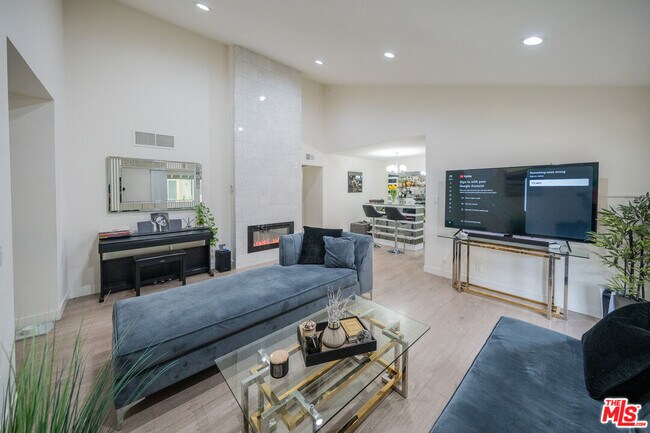 Building Photo - 15425 Sherman Way