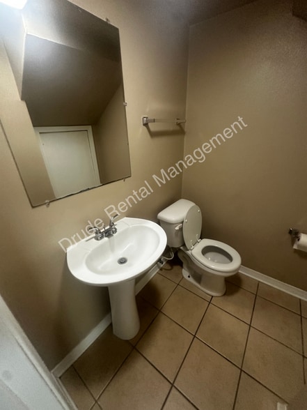 Building Photo - 14018 Virginia Dr