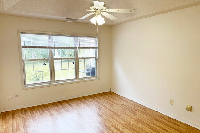 Building Photo - 303 Putnam Dr