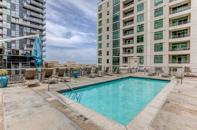 Building Photo - Condo - Heart of Downtown San Diego