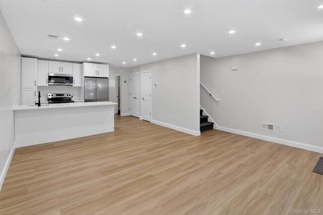 Building Photo - 60 Manor Pl