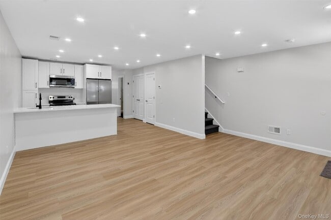 Building Photo - 64 Manor Pl