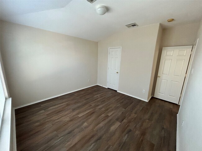 Building Photo - 707 Kiley Dr