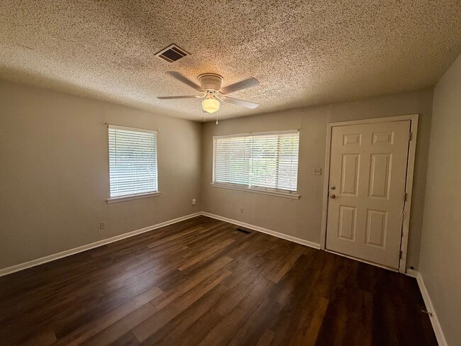 Building Photo - 5105 Lewis Ln