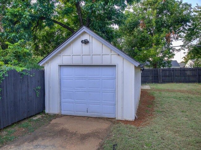Building Photo - 2525 NW 32nd St