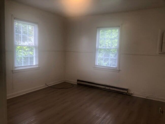 Building Photo - One Bedroom One Bathroom Home in St. Albans